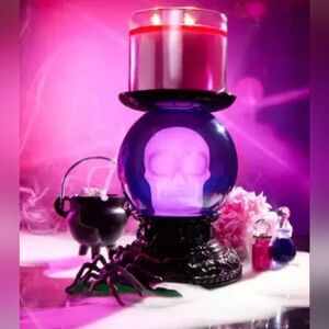 *SOLD* Bath & Body Works light up skull Halloween candle pedestal